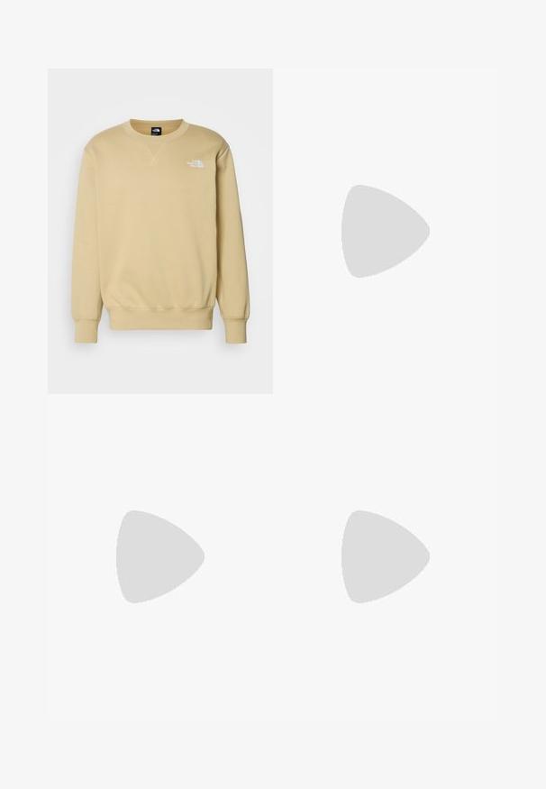 The North Face RELAXED ESSENTIAL - Mikina - khaki stone; Biela krátkoročná tričko vyrobené z bavlny, s okrúhlym výstrihom a hladkou textúrou, s rovným strihom a bez vzorov.; Cargo nohavice v olivovo zelenej farbe, vyrobené z odolného materiálu. Majú dve bočné vrecká, štandardný pás a rovný strih nohavíc.; Biele kožené tenisky s perforáciami, okrúhlou špičkou, plochou podrážkou a hrubými šnúrkami, pričom majú viditeľné logo swoosh a nápis "AIR" na päte.; Čierna crossbody taška so zipsom, hlavnou priehradkou, prednou kapsou, nastaviteľným popruhom a viditeľnou nášivkou loga na klape.