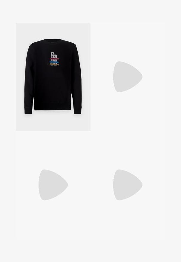 Sweatshirt negru cu mâneci lungi, decolteu rotund, având un grafic în dungi multicolore și un design cu zebre pe față.; Pantaloni bej cu picioare drepte, cu bucle pentru centură, nasture frontal și închidere cu fermoar, prezentate plate pe un fundal alb.; Pantofii negri din material textil, cu accent din piele netedă pe partea superioară, design cu vârf rotund și talpă din cauciuc de profil redus.; Geantă de piele neagră pentru birou, cu două mânere superioare, un buzunar frontal și o curea detașabilă, având o branding subtil în partea de jos.