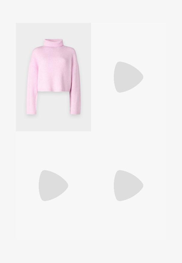 Rosa geripptes Sweatshirt mit hohem Kragen, verkürztem Schnitt und langen Ärmeln. Der strukturierte Stoff weist dezente vertikale Streifen auf.; Hellblaue Jeans aus Denim mit weiter Beinform, mit Used-Details, fünf Taschen und einem Reißverschluss.; Schwarze High-Top-Canvas-Sneaker mit weißen Ösen, Schnürsenkeln und Gummisohle. Verfügt über eine strukturierte Zehenkappe und schwarz-weiße Streifenakzente.; Schwarze Sonnenbrille mit einem massiven geometrischen Rahmen, dunklen Gläsern und goldenen Metallelementen an den Bügeln, die ein rundes Emblemdetail aufweisen.; Gestapelte Ringe aus Roségold mit einem glatten Band, einem strukturierten Pyramidendesign und einem eingravierten Namen in fetter Schrift auf einer polierten Oberfläche.