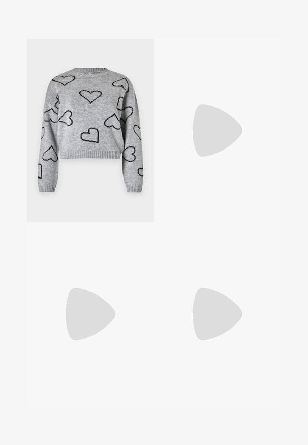 Grå stickad tröja med en kortad design, rund halsringning och svarta hjärtan mönster överallt. Ribbad mudd och fåll.; Noisy May NMJANNEL LOOSE - Jeans relaxed fit - black denim; Svarta läderankelboots med rund tå, snörning framtill och en tjock gummisula med strukturerat mönster. Dragflik bak.; Silverfärgade hoopörhängen med en minimalistisk design. Cirkulär form, slät yta och tunn profil. Lätta med en polerad finish.