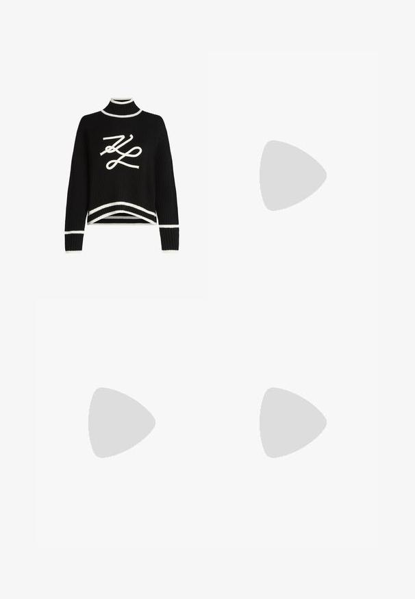 Schwarzer Strickpullover mit hohem Kragen, weißen Akzenten an den Manschetten und dem Saum, sowie einem auffälligen weißen Logo-Graphic auf der Vorderseite.; Schwarze Hose mit geradem Schnitt, glatter Textur und einem Bund mit einem einzelnen Knopfverschluss. Keine sichtbaren Muster oder Akzente.; Schwarzer Lederhighheel-Schuh mit spitzer Zehe, Knöchelriemen und dünnem Absatz. Glatte Textur mit einem goldenen Akzent am Absatzfuß.; Beige Leder-Handtasche mit einer strukturierten, dreieckigen Form, ausgestattet mit einem silbernen Kettenhenkel und einem geschwungenen Logo aus Metall.