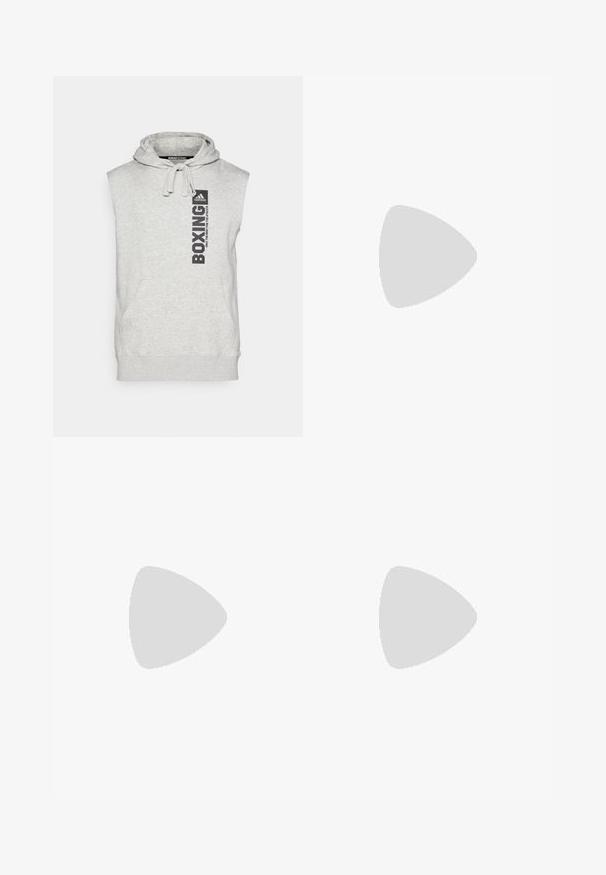 Bez piedurknēm pelēks kapuci izgatavots no kokvilnas maisījuma, ar priekšējo kabatu, savelkamu kapuci un vertikālu melnu "BOXING" grafiku.; Balts sporta T-krekls ar īsām piedurknēm, izgatavots no mitrumu absorbējoša auduma. Tam ir melns logo kreisajā krūtī un rakstains iekšējais apkakles piegriezums.; Melnas sporta bikses ar stiepjas jostu, baltām sānu svītrām un mazu baltu logo uz augšstilba. Izgatavotas no gludas, vieglas materijas.; Melnas sporta kurpes ar teksturētu acu augšdaļu, baltām akcentu svītrām, mīkstu zoli un pastiprinātu papēdi atbalstam.