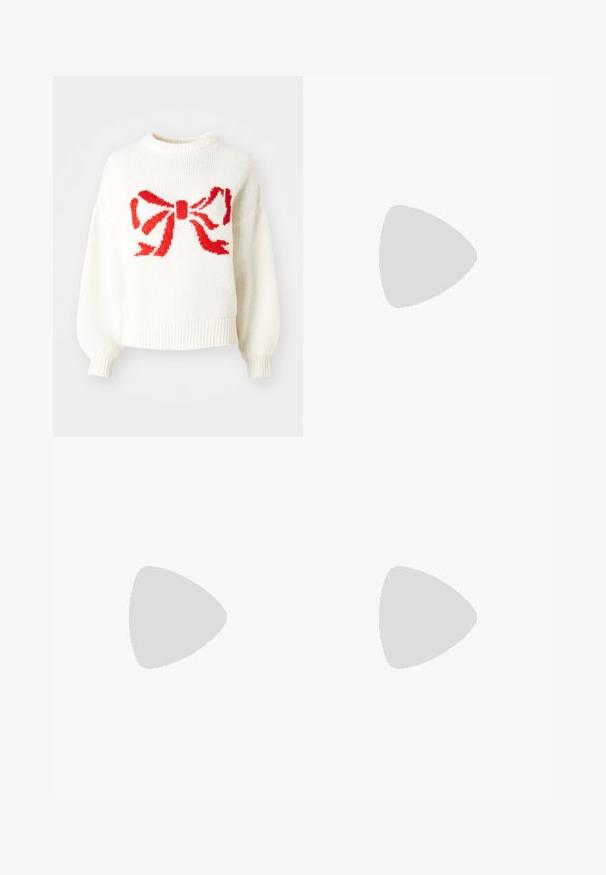 Λευκό πλεκτό πουλόβερ με μεγάλο σχέδιο κόκκινης κορδέλας μπροστά. Το πουλόβερ έχει στρογγυλή λαιμόκοψη και ραμμένα μανίκια και αριστερά.; Πολυάριθμα τζιν παντελόνια με φαρδύ πόδι που διαθέτουν ένα ελαφρύ έως σκούρο μπλε gradient, ψηλή μέση, θηλιές ζώνης και μια ταιριαστή ζώνη από το ίδιο ύφασμα. Υφή τζιν.; Ψηλή μαύρη δερμάτινη μπότες με χοντρή πλατφόρμα και τετράγωνη τακούνι, διαθέτει λαβή και υφασμάτινη επιφάνεια στην εξωτερική σόλα.; Καφέ δερμάτινη τσάντα tote με λεία υφή, ανοιχτό σχέδιο και δύο λουριά ώμου. Διαθέτει ελάχιστη ραφή και χωρίς ορατά μεταλλικά εξαρτήματα.