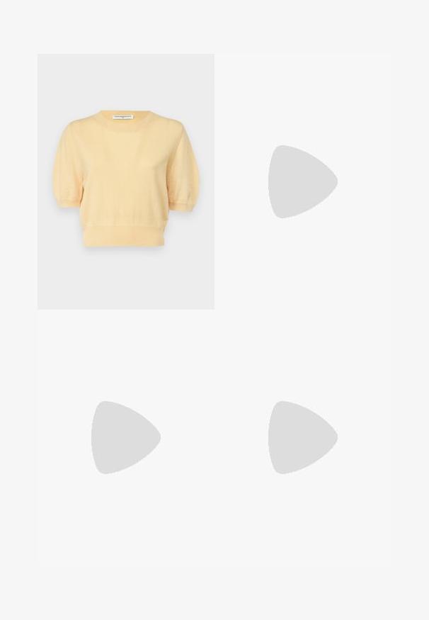 pure cashmere PUFF SHORTSLEEVE - Pulover - butter; Beli bombažne hlače s ravnim krojem, srednje visoko pasom, brez vidnih kovinskih elementov ali vzorcev. Gladka textura po vsej površini.; Črne sandale na visoki peti z prepletenim trakom, kvadratnim nosom in nastavljivim gležnjenjem. Svetlo bež podplat z sijajno črno peto.; Črna usnjena torba hobo z enim mehkobnim, okroglim ročajem; ima gladko teksturo in minimalističen dizajn. Brez vidnih kovinskih delov ali poudarkov.