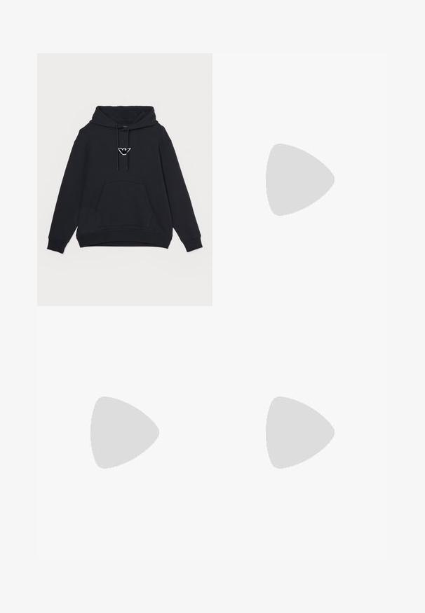 Emporio Armani FELPA - Felpa con cappuccio - black; Pantaloni neri realizzati in un tessuto liscio; presentano una vita elasticizzata, tasche laterali e un design a gamba affusolata. Minimalisti e in un colore solido.; Sneaker bianche e nere con parte superiore in pelle liscia, dettagli testurizzati e suola bianca spessa. Presentano un classico design con lacci.; Occhiali da sole neri rotondi con lenti scure e sottili bracci in metallo. Include punte trasparenti e accenti argentati alla cerniera. Design minimalista.