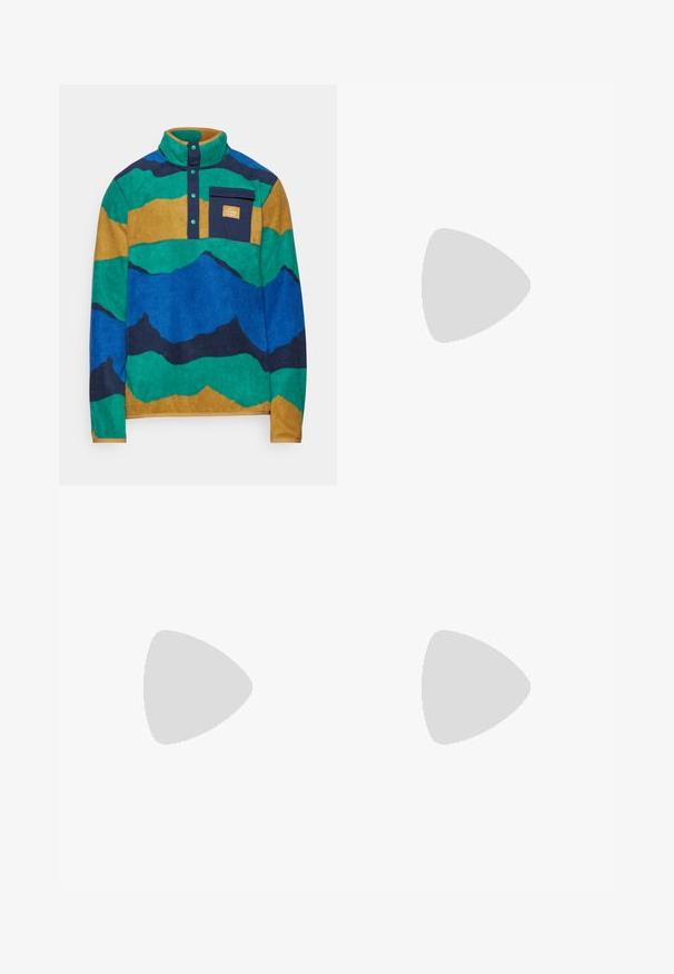 Helly Hansen MARIDALEN FLEECE - Fleece jumper - emerald; Pack of two t-shirts: one black, one white. Both feature short sleeves and a circular logo on the chest in contrasting color. Cotton material.; High-waisted light blue denim jeans with straight legs, front button closure, and five-pocket styling on plain background.; Black suede sneakers with white laces, featuring a prominent white side stripe and black rubber sole, showcasing contrast stitching details.