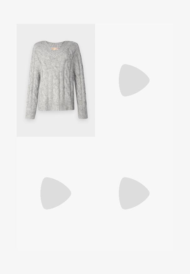 Pull en laine grise avec un col en V, des manches longues et un ourlet côtelé. La texture semble douce et épaisse, avec un motif classique.; Pantalon noir en tissu lisse avec taille haute, jambes larges, plis à l'avant et passants de ceinture classiques. Pas de poches latérales visibles.; Escarpin slingback en vernis noir avec un bout pointu, présentant un imprimé serpent texturé, une sangle réglable et un petit talon bloc texturé.; Sac en cuir noir porté en travers avec deux poches avant, boucles dorées, fermeture zippée et une sangle fine. Surface texturée et forme rectangulaire compacte.