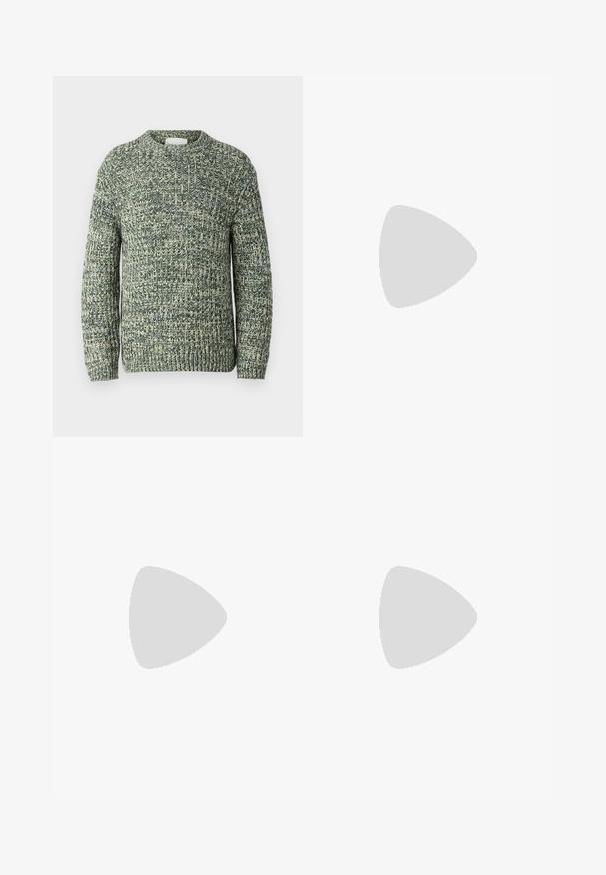 Strickpullover mit strukturiertem Design in dunklem und hellem Grün, mit rundem Hals und langen Ärmeln.; Schwarzes Baumwoll-T-Shirt mit Rundhalsausschnitt, kurzen Ärmeln und lockerer Passform. Einfaches Design, glatte Textur und keine sichtbaren Muster oder Logos.; Weiße, maßgeschneiderte Hosen mit flachem Bund, zwei Falten und umgeschlagenen Säumen. Hergestellt aus einem glatten Stoff mit einem Knopfverschluss an der Taille.; Schwarze Leder-Herrenloafer mit niedrigem Absatz und klassischem Penny-Riemen-Design, seitlich auf einem weißen Hintergrund dargestellt.