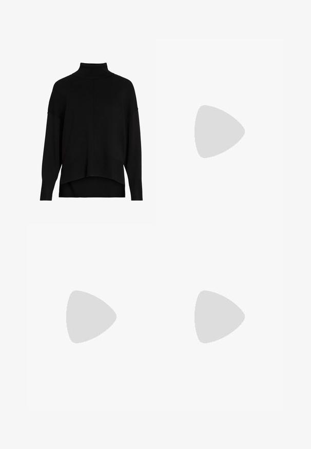 Svart strikket turtleneck genser med løs passform, senkede skuldrer, ribbestrikkede mansjetter og design med høy-lav nederkant. Myk tekstur, minimal detaljering.; Svart vide bukser med høy midje, knappdetaljer på midjebåndet og frontplisser.; Sorte patentlær ankle boot med spiss tå og en mellomhøy blokkhelt. Glatt tekstur og minimalistisk design.; Svart lær toteveske med to lange håndtak, en glatt tekstur og en strukturert form. Har en frontlomme for ekstra oppbevaring.