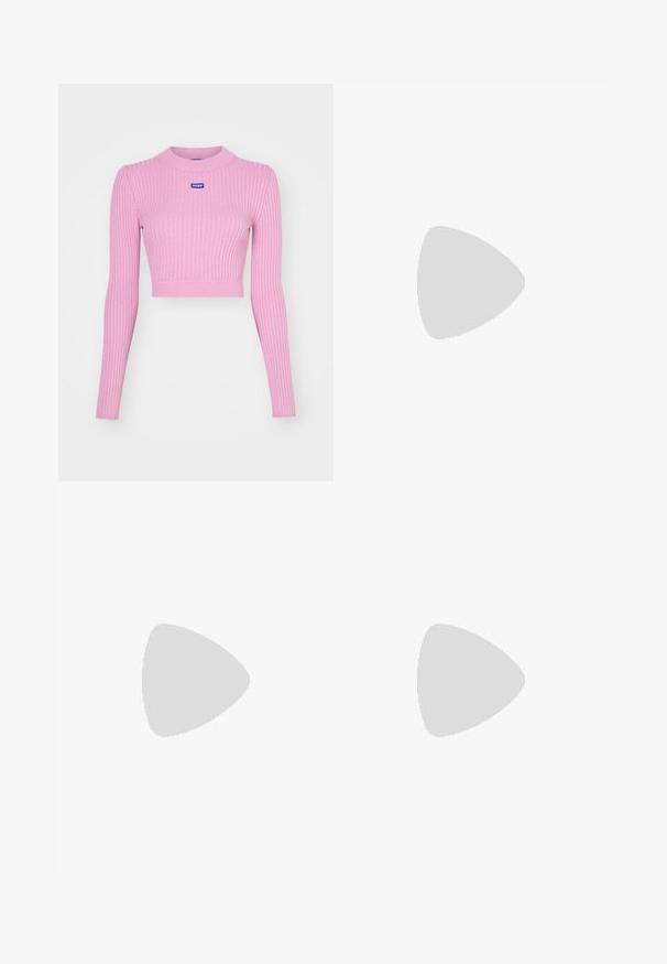 HUGO SCOOVY - Maglione - medium pink; Jeans in denim azzurro chiaro con vita alta, taglio a gamba larga, due tasche laterali e design plissettato. Texture morbida con una finitura sbiadita.; Tacchi slingback in pelle nera con punta affusolata, caratterizzati da un tacco alto e un accento dorato sulla cinghia regolabile. Texture liscia.; Borsa a mano in pelle nera con un design strutturato, caratterizzata da una forma corta, manico superiore e accessori in metallo dorato. Inclusa tracolla regolabile.