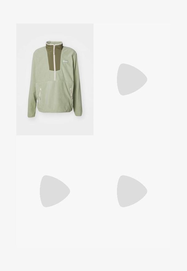 Fleece pullover i lys grøn med lynlås-nakke og olivengrøn panel på brystet. Har to lynlåslommer i siden og hvide stingdetaljer.; Pakke med to t-shirts: en sort og en hvid. Begge har korte ærmer og et cirkulært logo på brystet i kontrastfarve. Materialet er bomuld.; Obey Clothing BIGWIG BAGGY - Baggy jeans - black; Sorte ruskinds sneakers med hvide snørebånd, der har en fremtrædende hvid side-stribe og sort gummisål, som fremhæver kontrastsyninger.