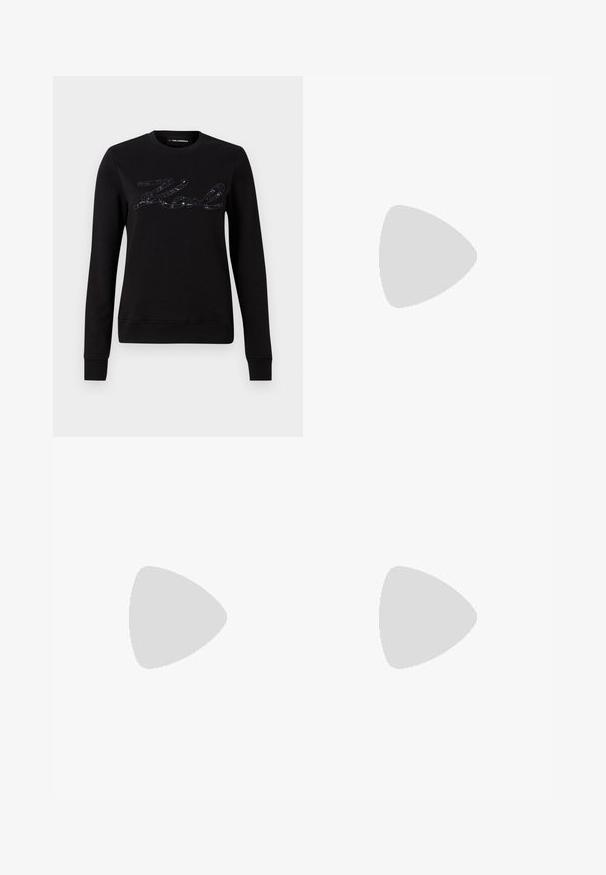 Felpa nera con maniche lunghe, caratterizzata da un design a logo testurizzato in paillettes nere sul petto. Collo rotondo e polsini a coste.; Pantaloni neri su misura con un design a gamba dritta, caratterizzati da una texture liscia e pieghe ben definite sul davanti. Senza hardware visibile.; Tacchi slingback in pelle nera con punta affusolata, caratterizzati da un tacco alto e un accento dorato sulla cinghia regolabile. Texture liscia.; Borsa a mano in pelle nera con un design strutturato, caratterizzata da una forma corta, manico superiore e accessori in metallo dorato. Inclusa tracolla regolabile.