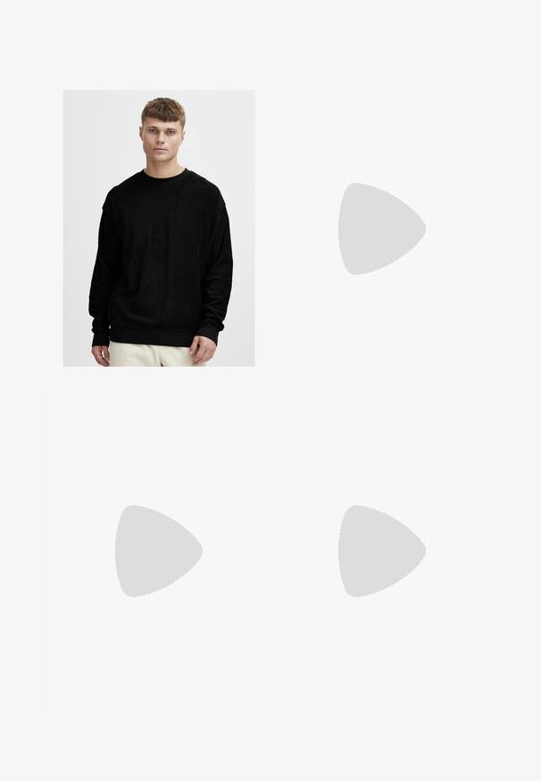 Svart langermet genser i myk, teksturert stoff. Har en rund halslinning og kontrasterende svarte ribbede mansjetter og bølgekant.; Svarte denimjeans med rette ben, med frontlommer, knappestenge og lett tekstur. Inkluderer en subtil logo-detalj.; Sorte joggesko med nettingoverdel, fremtredende logo, teksturert såle og polstringsfunksjoner. Designet for støtte og pusteevne.; Svarte rektangulære solbriller med mørke linser, glanset overflate, brede stenger og en kraftig rammedesign. Graveret merkenavn på en stang.