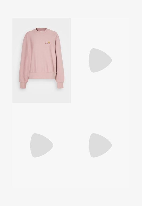 Carhartt WIP AMERICAN SCRIPT - Mikina - glassy pink; Svetlomodré široké džínsy vyrobené z denimu, s polovičným pásom, piatimi vreckami a zapínaním na gombík s úzkym kovovým detailom.; Ružové semišové tenisky so zelenými pruhmi, bielymi akcentmi a hnedou gumovou podrážkou. Obsahujú textúrovanú tkaninu a logo na boku.; Strieborné kruhové náušnice so štvorcovými a trojuholníkovými priehľadnými kryštálmi usporiadanými do kruhového vzoru, s centrálnym kolíkom na zapínanie.