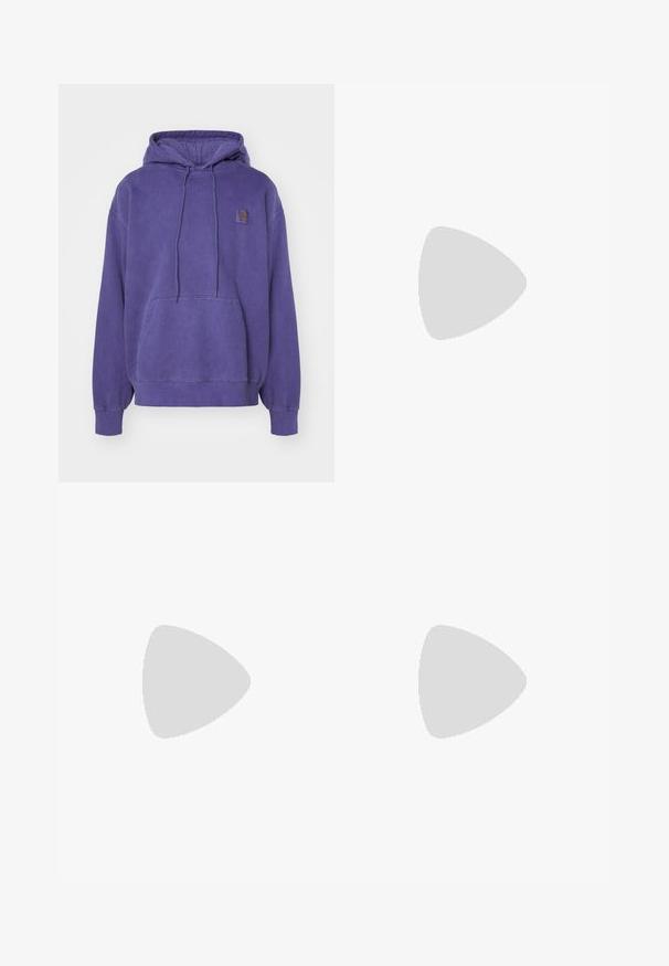 Sudadera con capucha de algodón morado, con un bolsillo frontal tipo canguro y cordón ajustable. Presenta puños y dobladillo acanalados, con un parche de logo en el pecho.; Camiseta negra con un estampado gráfico rectangular en la parte delantera que representa una escena de bosque, con un diseño brumoso y texto en blanco superpuesto.; Jeans de pierna recta azul oscuro con un cinturón a juego, bolsillos delanteros y costuras visibles sobre un fondo claro.; Las zapatillas Nike negras presentan una parte superior de malla con franjas de acento, cordones texturizados y una suela de goma negra. Se llevan con calcetines negros de canalé.