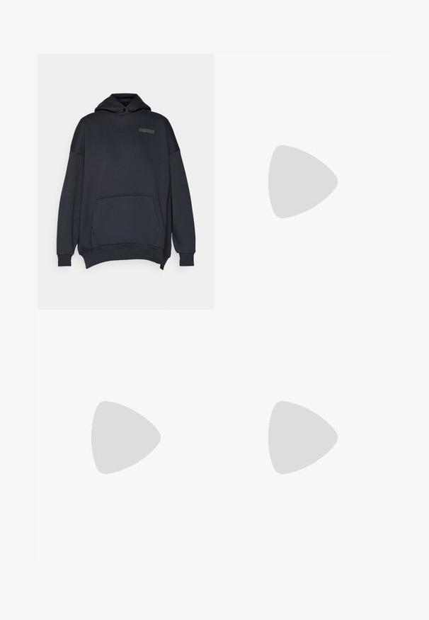 Tmavošedá mikina s kapucňou, s klokankovým vreckom, vo voľnom strihu, s rebrovanými manžetami a malým logom potlačeným na hrudi.; Čierny športový crop top vyrobený z hladkej, elastickej tkaniny s okrúhlym výstrihom a bezrukávovým dizajnom. Obsahuje jemný detail loga.; Čierne športové legíny s vysokým pásom. Vyrobené z elastického materiálu, na hornej ľavej strane s bielym logom.; Čierne atletické topánky s sieťovinovým zvrškom, texturovanými panelmi, detailom troch pruhov a zakrivenou podrážkou označenou "LIGHT BOOST".