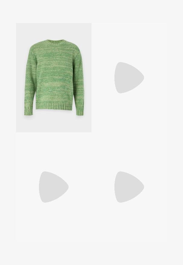 Jack & Jones JORWINTER SPACE - Neule - lima bean green; Valkoinen puuvillainen t-paita, jossa on lyhyet hihat, pyöreä kaula-aukko, rento istuvuus ja ei näkyviä logoja tai kuvioita. Sileä pinta ja minimaalinen muotoilu.; Vaaleansiniset farkut, joissa on suora lahje, näkyvät tikkaus, viisi taskua ja napin suljenta vyötäröllä.; Kahvinahkainen mokassa, jossa on tupsuakkentssit, teksturoitu pinta ja kontrastina keltainen ommel mustan kumipohjan reunalla. Sivunäkymä.