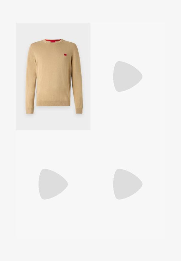 Maglione beige con scollo rotondo, maniche lunghe e polsini a costine. Presenta un piccolo logo rosso sul petto. Tessuto morbido e lavorato a maglia.; Camicia bianca in cotone a maniche lunghe con scollatura rotonda, spacchi laterali in fondo e una texture liscia, mostrata da dietro.; Jeans in denim blu chiaro con design a gamba dritta, cinque tasche, chiusura con bottone, leggero sbiadimento e dettagli di cucitura a contrasto.; Sneaker bianco con tomaia in pelle liscia e profilo basso. Presenta una punta arrotondata, sei occhielli e una suola in gomma testurizzata.