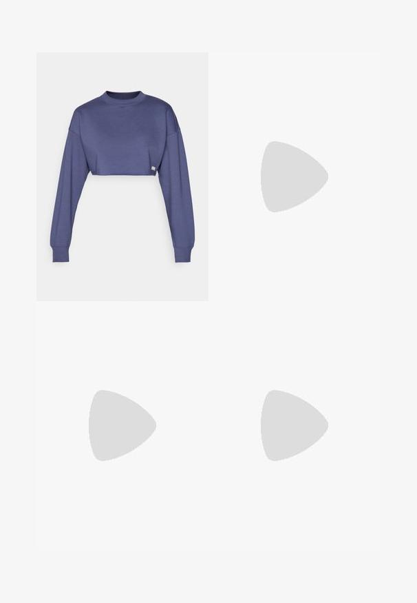 Kuttet lilla genser med lange ermer, rund hals og ribbestrikkede mansjetter. Har en liten logo-lapp på kanten. Glatt tekstur.; Svart stramkjole uten stropper laget av elastisk stoff, med rynker langs sidene og en utflared kant. Jevn tekstur med en tettsittende silhuett.; Brune lærknesko med rund tå, teksturert overflate, ankelrem og detaljer i sølv; stablet hæl.; Sølvfargede øredobber sett: to ovale stifter og to halvmåneformede hoops, med en glansfull, glatt overflate og en rund design.