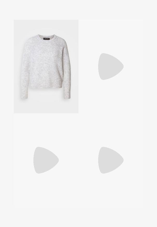 Mos Mosh TAMMY THORA - Strickpullover - light grey; Weißes geripptes Poloshirt mit kurzen Ärmeln, mit einem Kragen und einer Drei-Knopf-Leiste. Weicher Stoff und taillierte Passform.; Schwarzer, knielanger Bleistiftrock aus glattem Stoff. Verfügt über ein schlichtes Design mit zwei vorderen Nähten und einem verdeckten Reißverschluss auf der Rückseite.; Braune Wildleder-Ankle-Boots mit spitzem Zehen, Blockabsatz und glatter Textur, kombiniert mit hellblauen weit geschnittenen Jeans.; Braune Wildleder-Tasche mit schwarzen Ledergriffen, in einem weiten, lässigen Format und minimalistischem Design, von einer Person in braunen Hosen gehalten.