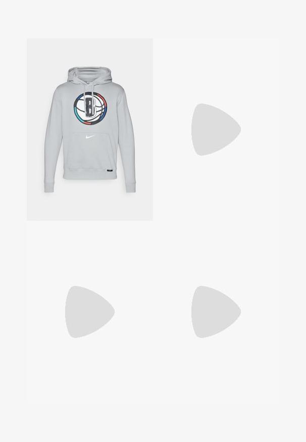 Šviesiai pilkas džinsinis megztinis su priekiu kišene, kuriame yra juoda ir spalvota krepšinio grafika su 'B' logotipu ir Nike swoosh.; Juodas trumpomis rankovėmis Nike marškinėliai, pagaminti iš lygaus audinio, su baltu swoosh logotipu viršutinėje kairėje pusėje, apvaliu kaklu.; Juodos sportinės kelnės iš lengvos medžiagos su elastinga juosta, kulkšnies rankovėmis ir diskretišku Nike logotipu kairėje pusėje.; Juodas oda Nike sportbačiai su apvaliu pirštu, perforuota priekiu ir tekstūruota guma. Įtraukiami raišteliai ir subtilus prekės ženklas.