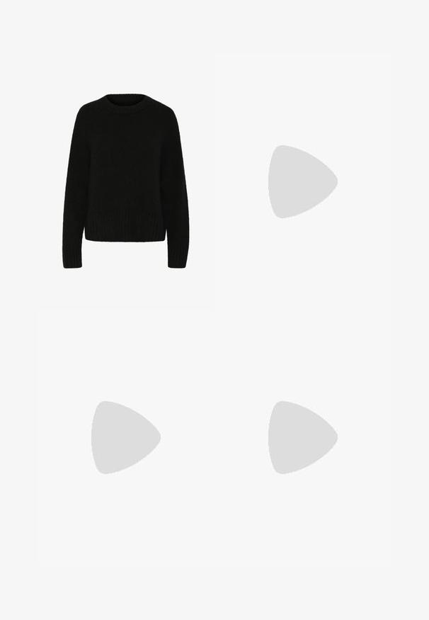 Sort sweater lavet af blødt, fuzzy materiale. Har en rund halsudskæring, lange ærmer og ribkant. Simpelt design uden mønstre eller accenter.; Sorte bukser med lige pasform, der har frontlommer og slidser i kanten. Lavet af blødt, glat stof. Velegnet til forskellige anledninger.; Sorte læder åben tå slid sandals med en bred rem og en solid blokhæl. Har en glat tekstur og et minimalistisk design.; Brun lædertaske med en rynket top og en kædestrop. Glat tekstur med en blank finish og subtile sømdetaljer på siderne.