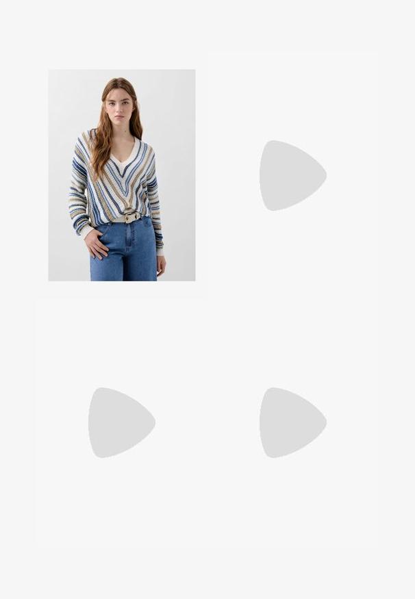 Maglione a V con righe beige, blu e bianche, caratterizzato da una vestibilità ampia e polsini a costine. Indossato con jeans azzurri e una cintura bianca.; Pantaloni neri a gamba dritta, con tasche frontali e spacchi laterali all'orlo. Realizzati in tessuto morbido e liscio. Adatti a diverse occasioni.; Sandali con tacco in vernice nera, con punta squadrata, cinturini alla caviglia e fibbie in argento. Presentano un tacco a blocco spesso per maggiore stabilità.; Borsa tote in pelle nera con texture liscia, forma rettangolare e due manici lunghi. Nessun hardware o decorazione visibile.