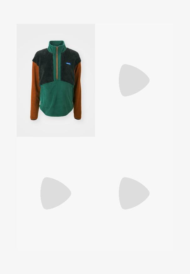 KAVU TIMBER LANE - Suéter de forro polar - woodland mix; Camiseta de algodón negra con un estampado gráfico en rosa y blanco que incluye el texto "JUST DO IT", "NIKE" y "Departamento Deportivo". Corte estándar.; Pantalones cortos cargo negros hechos de tejido ligero, con una cintura elástica, dos bolsillos laterales y un pequeño logo blanco en el dobladillo.; Zapatillas de cuero negro y sintético con el swoosh blanco de Nike, suela de goma, punta redonda y cordones negros. Calcetines blancos acanalados visibles.