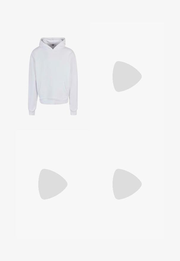 Felpa bianca con cappuccio, dotata di una tasca a marsupio frontale, polsini e orlo ribattuti. Realizzata in materiale morbido con una superficie liscia.; Maglietta bianca in cotone con maniche corte, scollatura rotonda, vestibilità comoda e senza loghi o motivi visibili. Texture liscia e design minimale.; Jeans a vita alta, dal taglio ampio in denim nero sbiadito. Presentano cinque tasche, passanti per cintura e un design dritto e pulito.; Sneaker grigia e bianca con tomaia in suede e pelle, punta arrotondata, lacci piatti e soletta in gomma con un accento color caramello.