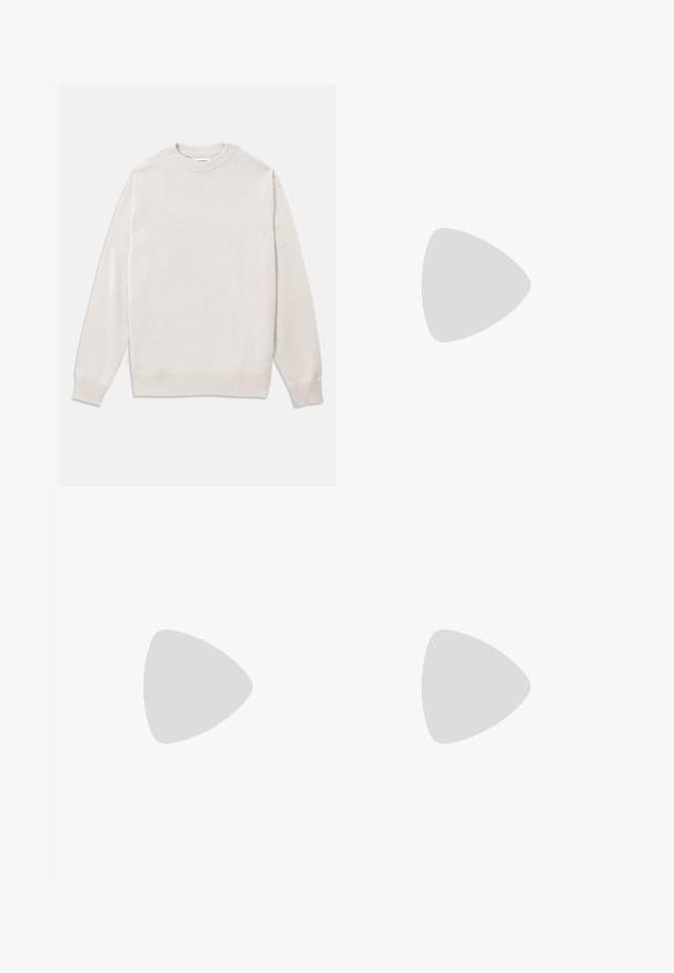 Suéter bege claro feito de tecido macio, com gola redonda canelada, punhos e bainha, apresentando um corte descontraído e um design minimalista.; Calças pretas de cintura alta, com corte amplo, feitas de um tecido suave. Apresentam pregas frontais e passadores para cinto. Design minimalista, sem hardware visível.; Sapatilhas brancas de cano baixo com parte superior em couro texturizado, sola cream estriada e detalhe em tan no calcanhar. Apresenta atacadores brancos e detalhe do logótipo no calcanhar.; Bolsa de ombro preta em couro com um compartimento com fecho, detalhe com o logótipo e uma alça ajustável com a marca. Usada sobre um suéter texturizado azul marinho.