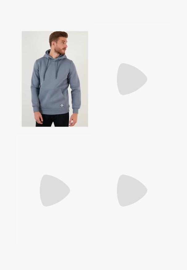 Sudadera gris con bolsillo frontal, capucha ajustable con cordón, puños y dobladillo acanalados, hecha de un material suave y liso. Presenta un parche con el logo.; adidas Originals AJAX ICON - Equipación de clubes - halo ivory; Jeans de denim azul claro de pierna ancha con cintura alta, que cuentan con cinco bolsillos, trabillas para cinturón y una textura suave y ligeramente deslavada.; Zapatillas de deporte de color crema claro con diseño de tres rayas negras, parte superior texturizada, punta redonda y suela de goma. Incluye cordones y logotipo en el lateral.