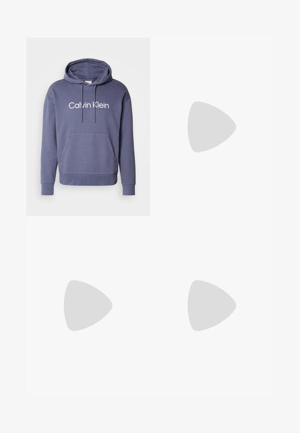 Tamsiai mėlynas gobtuvas, pagamintas iš medvilnės mišinio, turi priekinę kengūros kišenę, raištelio gobtuvą ir baltą "Calvin Klein" logotipą atspausdintą ant krūtinės.; Juodos pritaikytos kelnės su tiesiu siluetu, pagamintos iš sklandžios medžiagos. Turi diržo kilpas ir raukšlių detalę priekyje.; Balti odiniai sportbačiai su lygiu paviršiumi, apvaliu pirštu, plokščiomis raištelėmis ir struktūrizuota padu. Pilko zimšo akcentas ant kulno.; Skaidrūs plastikiniai saulės akiniai su stačiakampiais rudos spalvos lęšiais, pasižymintys plonais, skaidriais šonais ir metaliniais akcentais ant rėmo.