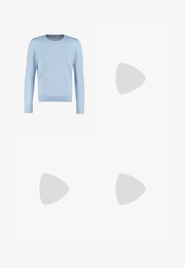 Maglione azzurro chiaro a maniche lunghe con scollo rotondo. Presenta una texture liscia e polsini e orlo a costine. Design classico e aderente.; Jeans skinny in denim grigio sbiadito, con dettagli strappati sulle ginocchia, abbinati a sneakers bianche. Texture liscia, design slim fit.; Sneakers in pelle bianca con perforazioni, punta rotonda, suola piatta e lacci spessi, con logo swoosh visibile e "AIR" sul tallone.; Orologio da polso in acciaio inossidabile argento con quadrante blu navy, indici metallici e finestra della data alle 3. Resistente all'acqua fino a 50 metri.