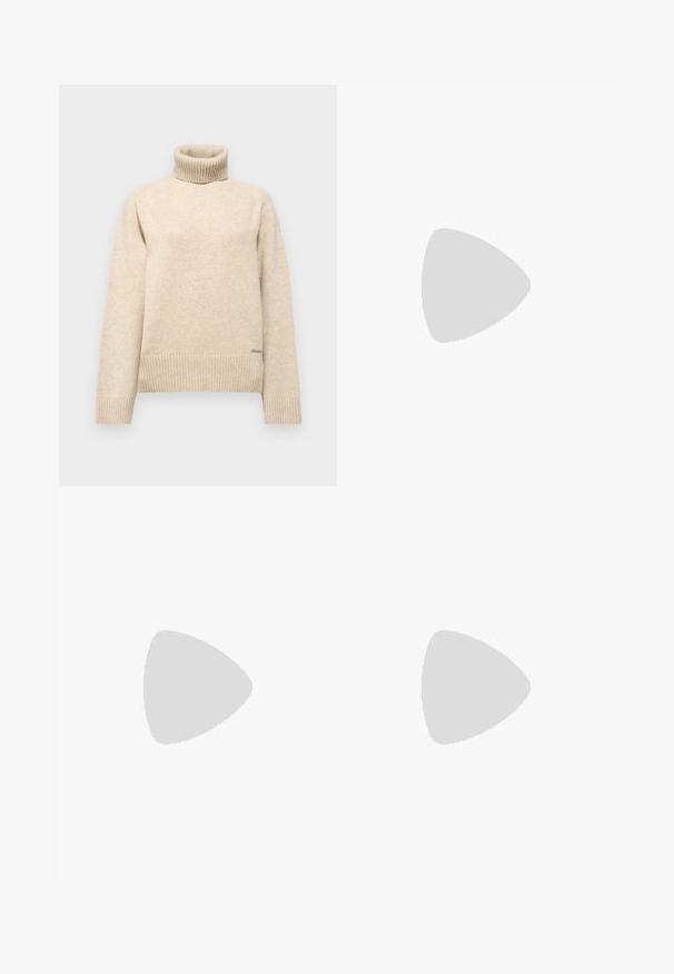 Maglione beige a collo alto realizzato in morbido tessuto a maglia. Presenta polsini e orlo a costine, con un sottile logo del marchio in basso a sinistra.; Pantaloni neri a gamba dritta, con tasche frontali e spacchi laterali all'orlo. Realizzati in tessuto morbido e liscio. Adatti a diverse occasioni.; Infradito in pelle marrone con suola piatta, dotate di una larga fascia e accenti geometrici bianchi per un design minimalista.; Borsa tote in pelle marrone con texture liscia, design con apertura superiore e due spallacci. Presenta cuciture minime e nessun hardware visibile.
