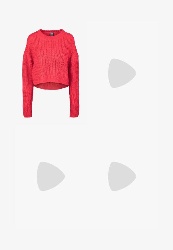 Pulover grozav roșu, tricotat gros, cu mâneci lungi, decolteu rotund și margine ușor scurtă, etichetat Urban Classics XS.; Pantaloni din denim negri cu picioare largi, cu talie înaltă, având buzunare frontale și posterioare, cusături dublate și închidere cu nasture. Textură netedă.; Bershka Sandale cu toc - black; Geantă de mână din piele lăcuită neagră, cu o formă curbată, un umăr, buzunare frontale și accente din metal argintiu.