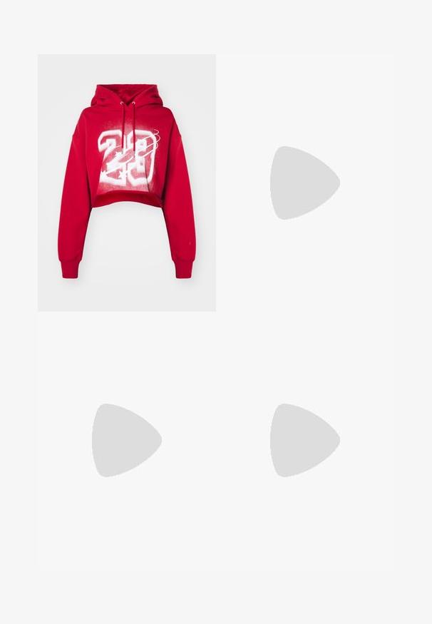Piros cropped kapucnis pulóver, állítható kapucnival és fehér grafikai elemekkel az elején, amelyen a "23" szám szerepel. Puha anyagból készült, lazább szabású.; Fekete, bő szárú nadrág könnyű anyagból, tengerészkék oldalsó panellel és elasztikus derékkal. Kicsi fehér logó az alján.; Nike Sportswear FIELD GENERAL - Sportcipő - off-white/black; Puha anyagból készült bézs kézitáska, laza dizájnnal, varrott részletekkel és két vállpánttal. Mindennapi használatra alkalmas.