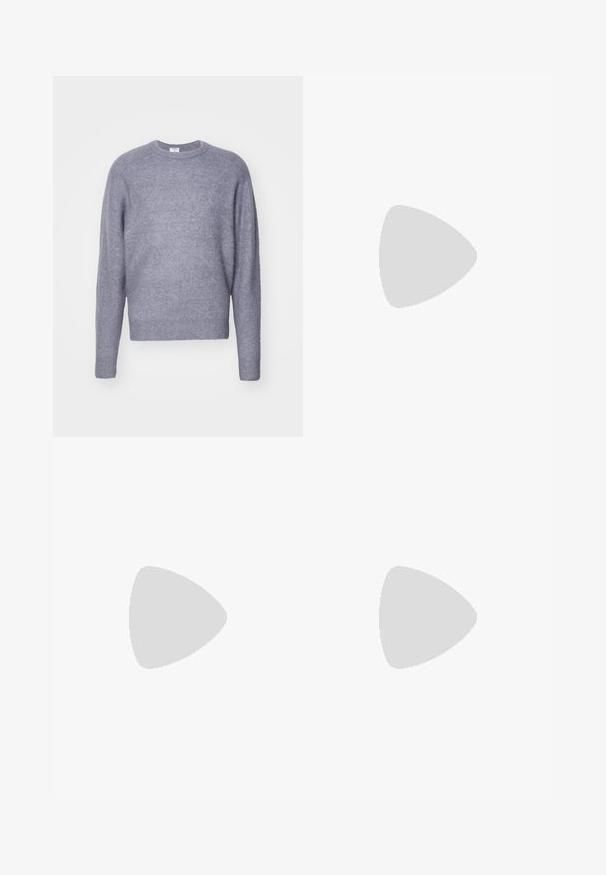 Világosszürke kötött pulóver, kerek nyakkivágással és hosszú ujjakkal. Puha tapintású és enyhén crop szabású. Nincs látható minta vagy díszítés.; Filippa K WIDE TROUSERS - Nadrágok - driftwood; Fekete bőr Chelsea csizma sima felülettel, elasztikus oldalsó panelekkel és vastag, textúrált gumitalppal, amely durva mintázattal rendelkezik.; Fekete bőr keresztpántos táska cipzáras rekesszel, logó részlettel és márkázott állítható pánttal. Egy texturált tengerészkék pulóver mellett viselve.