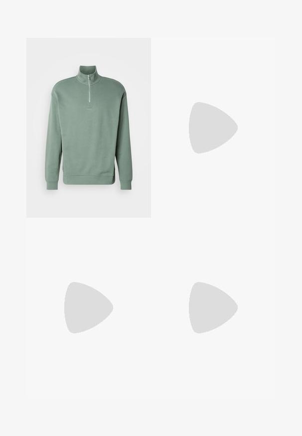 Felpa zip-up verde chiaro realizzata in tessuto morbido, con colletto alto, polsini a costine e un logo sottile sul petto.; T-shirt nera a maniche corte realizzata in tessuto texturizzato con scollatura rotonda. Presenta un'etichetta con logo sul lato inferiore.; Pantaloni neri con un design plissè, forma a gamba larga e texture liscia. Presentano un'etichetta rossa in vita.; Sneaker nera in pelle con superficie testurizzata, collo imbottito e dettaglio logo rosso. Presenta una suola in gomma spessa con un motivo di battistrada distintivo.