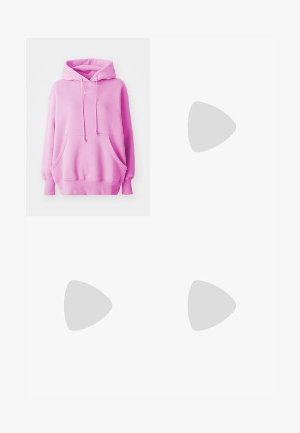 Rožinė megztinė su kailio gaubtu, priekine kišene ir raštuotomis rankovėmis. Priekyje yra mažas baltas Nike logotipas. Minkšta medvilnė.; Tamsiai mėlynas džinsinis sijonas su aukštu liemeniu, tiesiu kirpimu, priekinėmis kišenėmis ir siūlėmis. Turi užtrauktuką ir sagą liemenyje.; Rožiniai Nike sportbačiai su zomšiniais ir audinio viršumi, baltais raišteliais ir auksiniu swoosh logotipu; balta guma padais; dėvimi su baltais banguotais kojinėmis.; Juodas siuvinėtas pirkinių krepšys su plačiu atidarymu, išlenktomis formomis paviršiuje ir etikete, kurioje yra geltonos ir baltos spalvų tekstas priekyje.; Sidabriniai auskarai žiedai su sukto dizaino, turintys poliruotą apdailą ir fiksavimo smeigtuką. Skersmuo maždaug 3 cm.