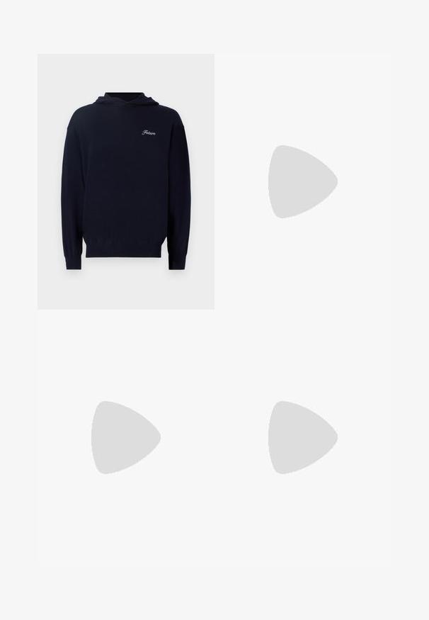 Granatowy hoodie wykonany z miękkiego materiału, z przednią kieszenią, ściągaczami przy rękawach oraz małym białym haftem "Future" na piersi.; Czarne spodnie o prostym kroju, wykonane z gładkiego materiału. Posiadają szlufki na pasek oraz fałdę z przodu.; Białe skórzane trampki o gładkim wykończeniu, zaokrąglonym nosku, płaskich sznurówkach i teksturowanej podeszwie. Szary zamszowy akcent na pięcie.; Przezroczyste plastikowe okulary przeciwsłoneczne z prostokątnymi brązowymi soczewkami, z cienkimi, przezroczystymi ramionami i metalowymi akcentami na skroniach.