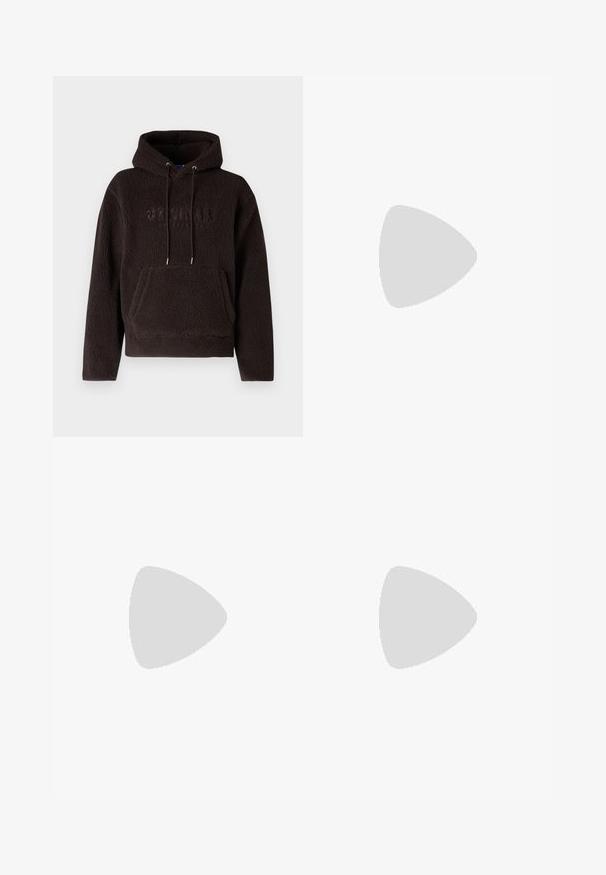 Schwarze Fleece-Hoodie mit einer Brusttasche im Känguru-Stil, Kapuze mit Kordelzug und eingeprägtem "ORIGINALS"-Text. Weicher, texturierter Stoff mit warmer Ausstrahlung.; Weiße Baumwoll-T-Shirt mit kurzen Ärmeln, rundem Ausschnitt, lockerer Passform und ohne sichtbare Logos oder Muster. Glatte Textur und minimalistisches Design.; Dunkelblaue Denim-Jeans mit einem geraden Bein-Design, das einen klassischen Fünf-Taschen-Stil aufweist und über einen sichtbaren Metallknopfverschluss an der Taille verfügt.; Sportschuhe mit einem Obermaterial aus weißem Leder, grauer Wildleder-Zehenkappe und drei schwarzen Streifen. Sie verfügen über ein blaues Logo auf der Zunge und eine strukturierte Gummisohle.
