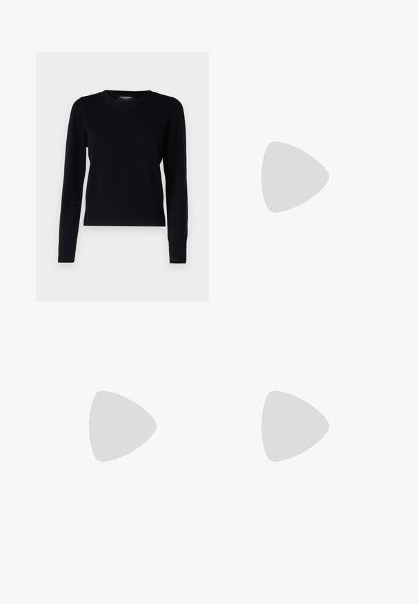 Repeat Pulover - black; Gubasta bela krila z črnim elastičnim pasom, ki nosi logotip "LACOSTE". Srednje dolga zasnova z mehkobo tkanine.; Bele usnjene športne copate z debelim belim podplatom, črnimi semišnimi detajli na peti in utisnjenim logotipom na strani. Zavezovanje s šestimi luknjicami.; Črne prevelike sončne očala geometrijske oblike, z temnimi lečami in kontrastno sivo podrobnostjo na okvirju. Logo na ročaju.