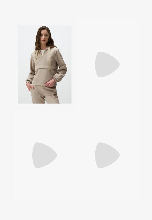 Felpa beige con cappuccio, caratterizzata da una zip frontale a mezza lunghezza, polsini elasticizzati e lacci decorativi. Tessuto morbido e testurizzato.; Gonna avvolgente bianca con design a strati, caratterizzata da dettagli in pizzo testurizzato lungo l'orlo, tessuto morbido e una silhouette fluida.; Call it Spring RHODDE - Stivali con i tacchi - black; Occhiali da sole con una montatura in plastica gialla trasparente e lenti marroni. Presentano una forma rettangolare e aste eleganti.; Borsa hobo in pelle nera con design morbido, ampia tracolla e texture liscia. Presenta una chiusura con zip laterale.