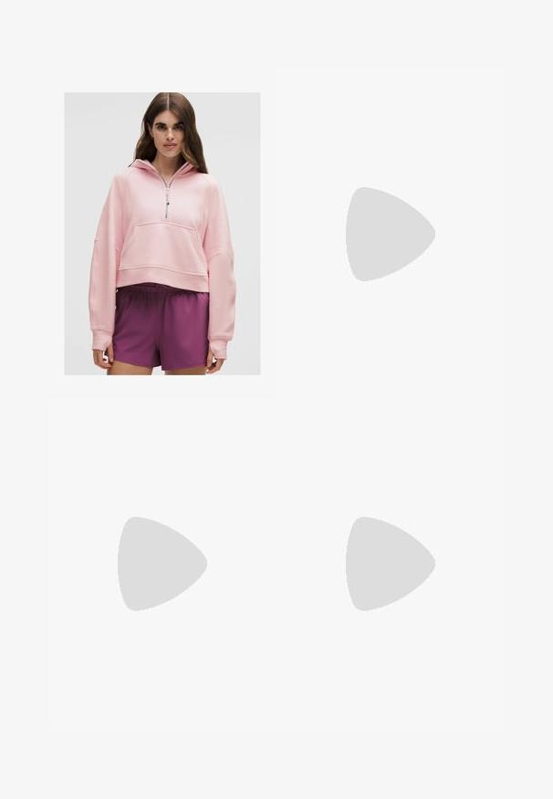 Rosa geschnittenes Hoodie mit einem Viertel-Reißverschluss, Vordertasche, weicher Textur und lockeren Ärmeln, kombiniert mit lila Sportshorts.; Weißes Baumwoll-T-Shirt mit kurzen Raglanärmeln. Mit einem grafischen Druck "MALDIVES" in Dunkelgrau sowie Logos und den Jahreszahlen 2008 und 2014.; Weite Jeans aus hellblauem Denim mit Ausbleichungen, im fünf-Taschen-Design, mit Knopfverschluss und minimalen Nähtelementen.; Braune und burgunderfarbene Sneaker aus Wildleder und Mesh-Materialien, mit drei cremefarbenen Streifen, strukturiertem Stoff an der Zunge und einer Gummisohle.