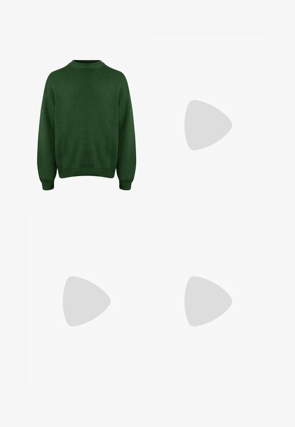 Grøn strikket sweater med høj krave, nedhængte skuldersømme og ribbede manchetter og kant. Har et struktureret, blødt stof.; Sorte bukser med plisseret frontdesign, lavet af glat stof. Har knaplukning og bæltestropper; lige pasform.; Hvide lædersneakers med perforeringer, rund tå, flad sål og tykke snørebånd, med et synligt swoosh-logo og "AIR" på hælen.; Metalrammede solbriller med ovale grønne linser. Tynd sølvmetalramme og sorte ørepropper. Minimalistisk design, ingen synlige logoer.