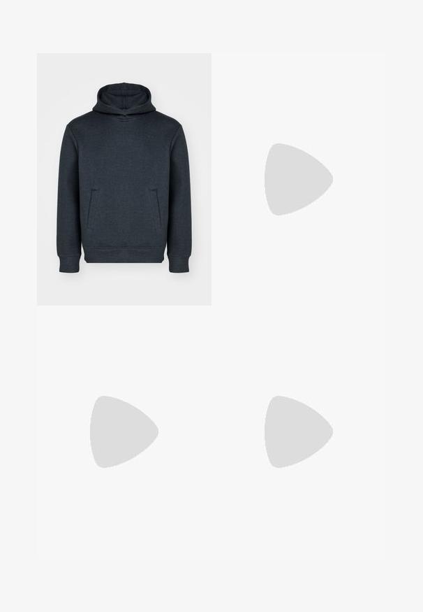 Mörkgrå hoodie gjord av mjukt tyg, med dragsko i huvan, framficka och ribbade muddar och fåll. Enkel, odekorerad design.; Vita bomullstoppar med rundad halsringning, med en mjuk textur. Två stycken visas, märkta "PIER ONE."; Svarta denimjeans med rak passform, som har dragkedja, fem fickor och kontrastsydd längs sömmarna.; Svarta högskurna sneakers med vit sula och snören, tillsammans med lösa blå jeans, vilande på ett grått räcke.