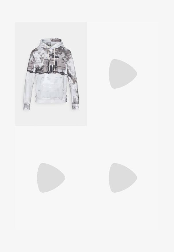 Kapišonas sušaldes medžiagos, su akvarelės raštu pilkos ir baltos spalvos atspalviais. Apima priekinę kišenę ir raištelį.; Balta medvilninė marškinėlių užsagėlė su trumpomis rankovėmis, apvaliu kaklu, laisva forma ir be matomų logotipų ar raštų. Lygi tekstūra ir minimalus dizainas.; Aukštai juosmeniu, laisvai krentančios džinsai iš blukusių juodų džinsų. Savybės: penki kišenės, diržo kilpos ir švari, tiesi kojų dizainas.; Pilka ir balta sportinė avalynė su zomšiniu ir odiniu viršumi, suapvalintu pirštu, plokščiomis raištelėmis ir guminėmis padais su guminiu akcentu.