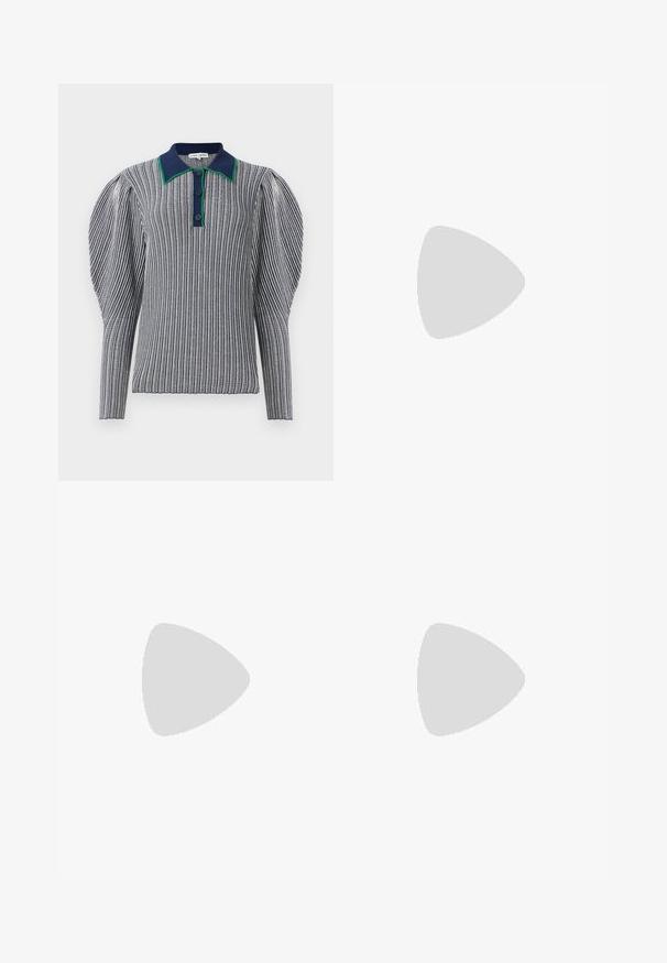 Pruhované polo tričko v námořnické modré a bílé barvě s límečkem s zeleným akcentem. Obsahuje nařasené rukávy a zapínání na knoflík na límci. Texturovaná látka.; Černé kalhoty širokého střihu s vysokým pasem, které mají přední sklady, hladký povrch a upravený vzhled. Navrženy pro volný střih.; Černé kožené baleríny typu Mary Jane s kulatou špičkou, zdobené stříbrnými kulatými nýty a nastavovacími popruhy se sponou.; Černá kožená taška s zakřiveným tvarem, kulatým horním madlem a stříbrným logem. Hladká textura a výrazný výřez v designu.