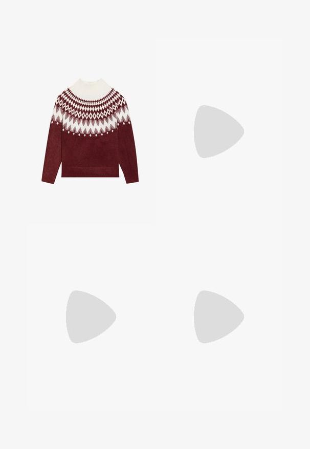 Burgunderfarbener gestrickter Pullover mit einem weißen, gemusterten Schulterbereich, der Diamanten und Sterne zeigt. Dicker gerippter Rollkragen und Bündchen. Weiche Textur.; Ein knielanger Rock aus einem leichten Stoff mit einem beige-, braun- und grünfarbigen abstrakten Muster. Verfügt über einen enganliegenden Taillenbund und ein fließendes Design.; Rosa Wildleder-Pumps mit Blockabsatz, offener Zehenpartie und Knöchelriemen mit goldfarbenem Schnallen-Detail. Flacher Vorderriemen.; Braune Kunstleder-Schultertasche mit geschwungener Form, minimaler Naht und goldfarbener Hardware-Akzent. Verfügt über einen oberen Reißverschluss und einen verstellbaren Trageriemen.