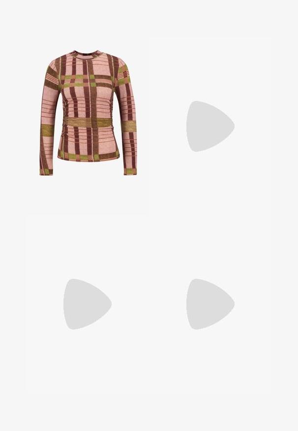 Langarmtop met een aansluitend ontwerp, voorzien van een geruit patroon in roze, groen en bruin. Gemaakt van een textuurstof met rimpeldetails.; Bredere broek van lichtbeige katoen. Heeft een hoge taille, voorzakken en een rechte snit. Schoon afgewerkte zoom zonder patronen.; Witte en beige sneaker met een gladde bovenkant en suède accenten, een gestructureerde zool en tonale stiksels. Vetersluiting met logo-detaillering.; Zilveren metalen oorbellen met ronde vormen, een gepolijste afwerking en subtiele graveringen van het merk "BOSS" op de onderste secties.